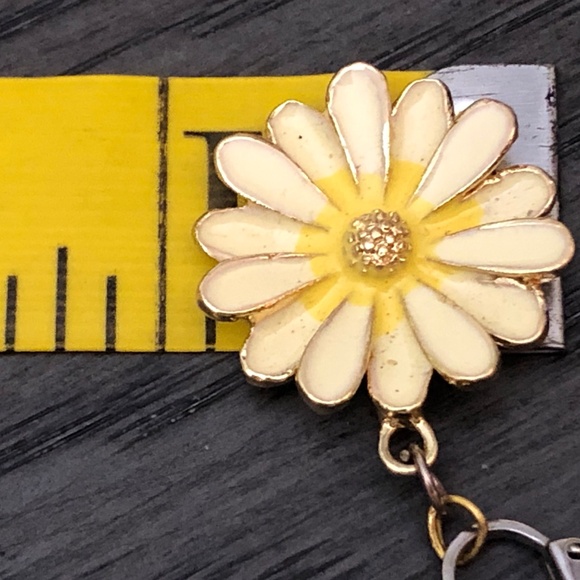 Vintage 50s Faux Pearl Screw Back/Clip On Earrings w/Dangling Ivory Daisy Flower - Picture 11 of 11